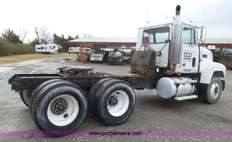 image for item L5439 1993 Mack CH613 semi truck