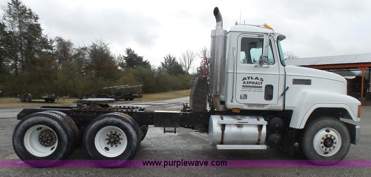 image for item L5439 1993 Mack CH613 semi truck