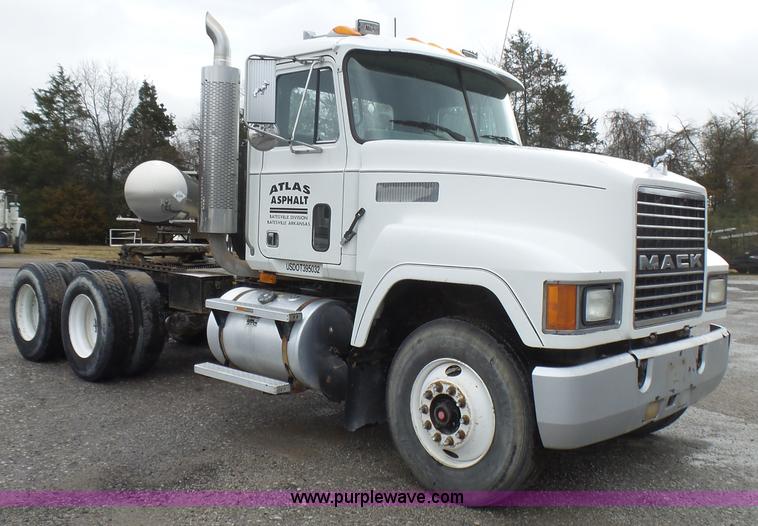 image for item L5439 1993 Mack CH613 semi truck