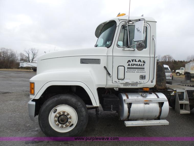 image for item L5439 1993 Mack CH613 semi truck