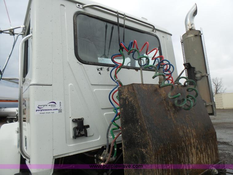 image for item L5439 1993 Mack CH613 semi truck