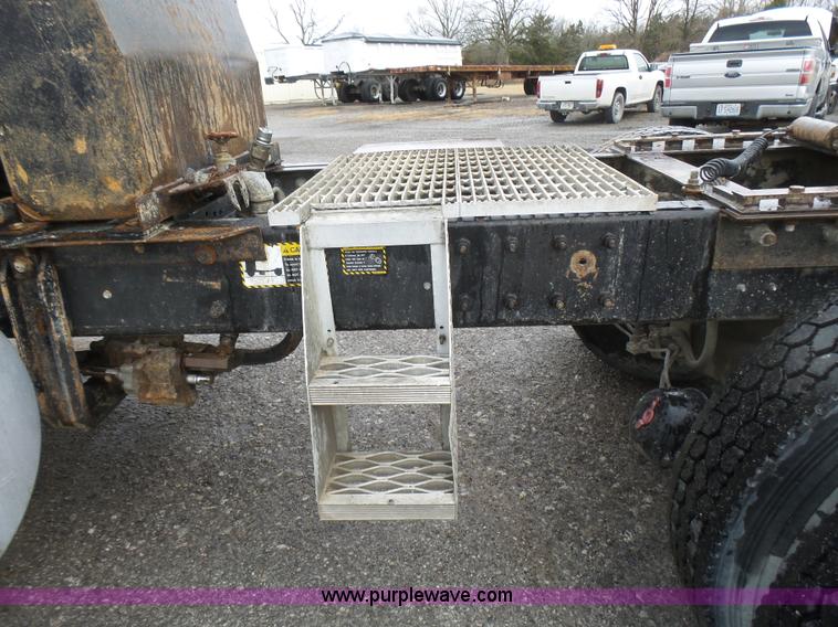 image for item L5439 1993 Mack CH613 semi truck