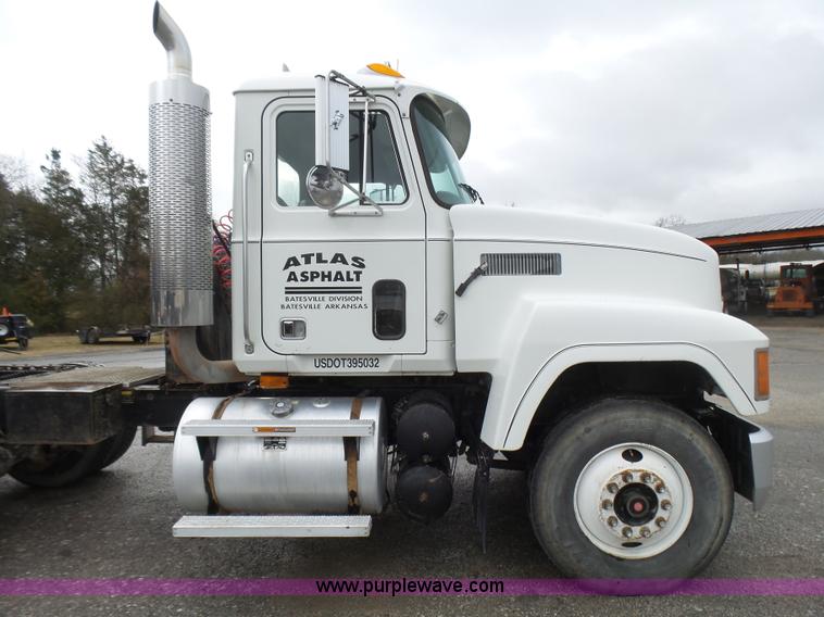 image for item L5439 1993 Mack CH613 semi truck