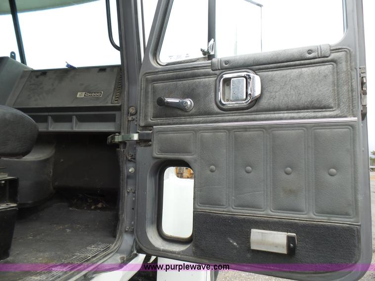 image for item L5439 1993 Mack CH613 semi truck