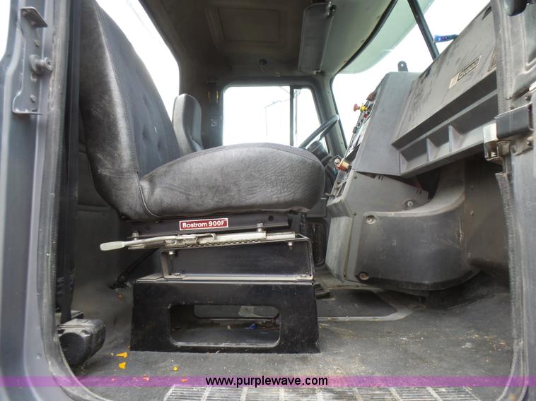 image for item L5439 1993 Mack CH613 semi truck