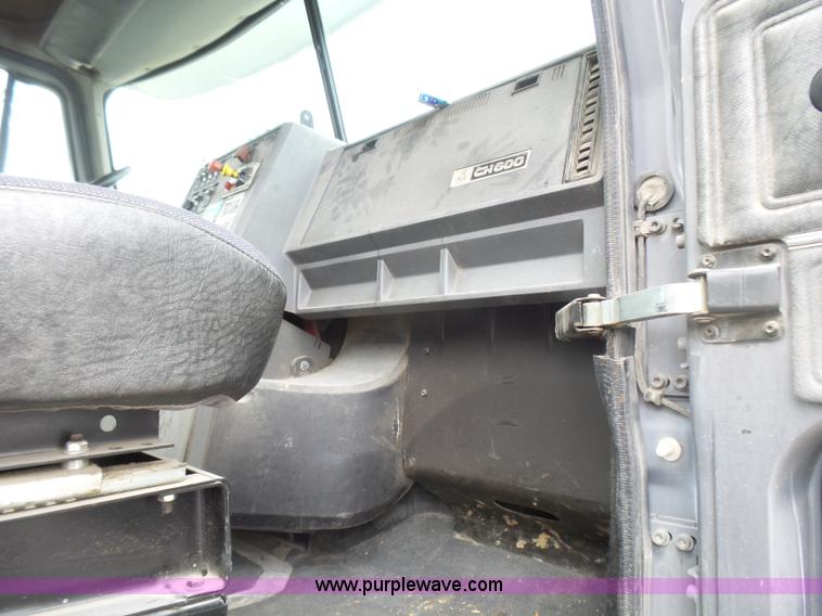 image for item L5439 1993 Mack CH613 semi truck