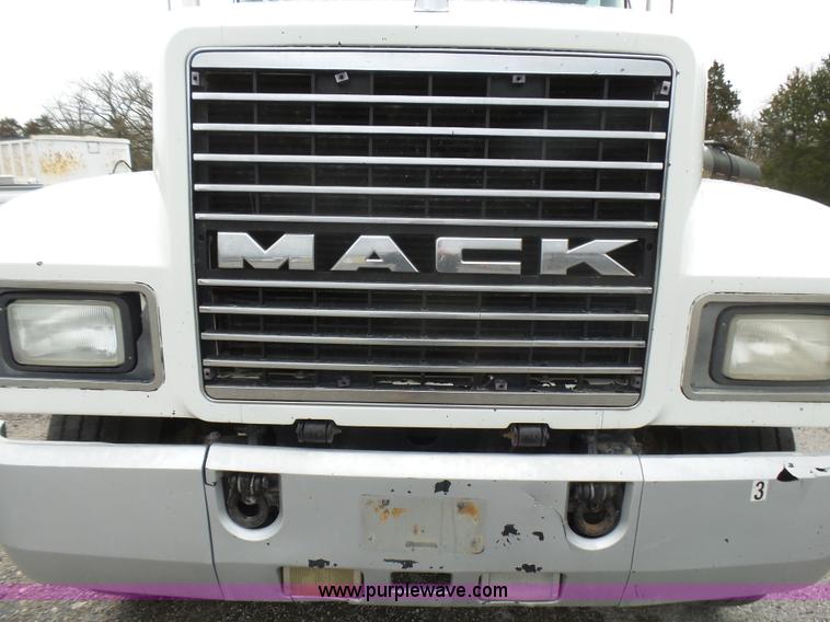 image for item L5439 1993 Mack CH613 semi truck