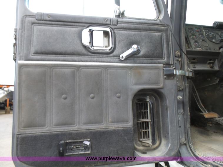 image for item L5439 1993 Mack CH613 semi truck