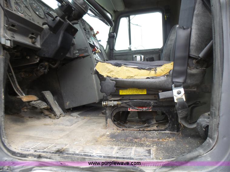 image for item L5439 1993 Mack CH613 semi truck