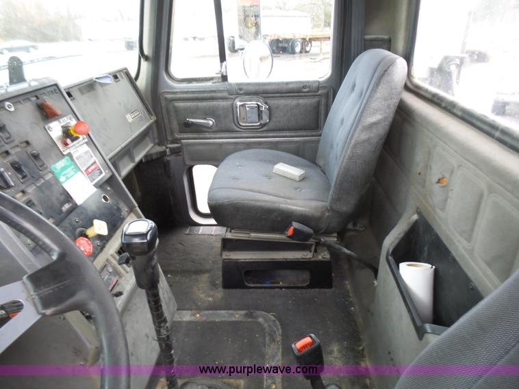 image for item L5439 1993 Mack CH613 semi truck