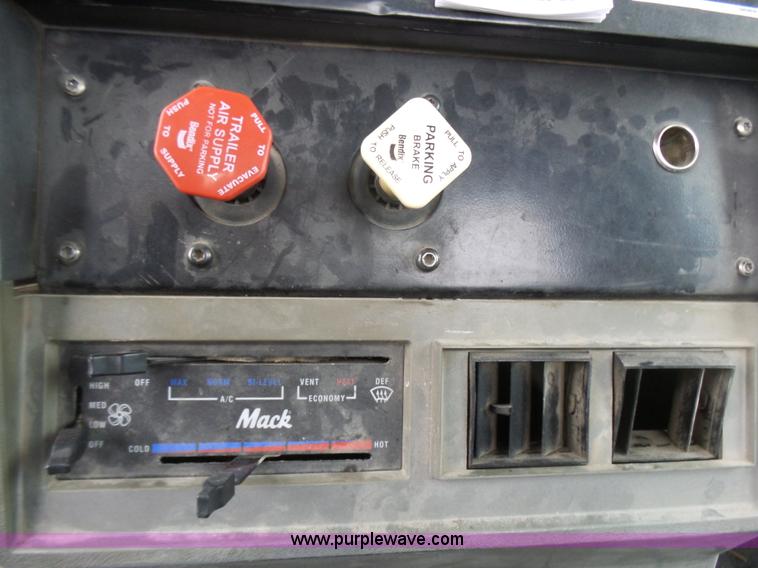 image for item L5439 1993 Mack CH613 semi truck