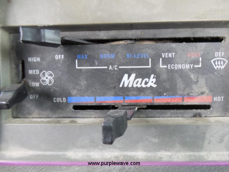 image for item L5439 1993 Mack CH613 semi truck