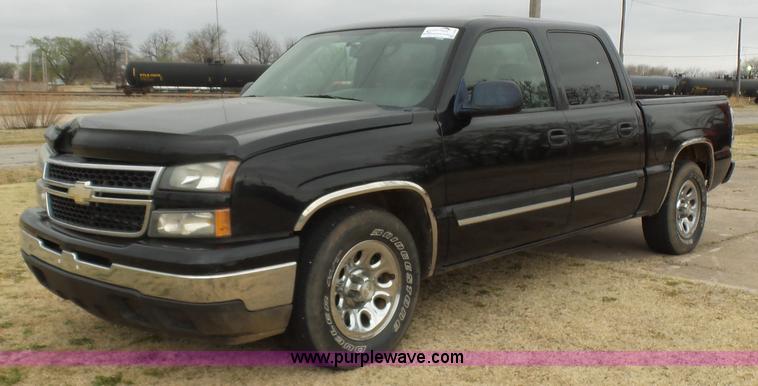 image for item L5760 2006 Chevrolet Silverado 1500 Crew Cab pickup truck