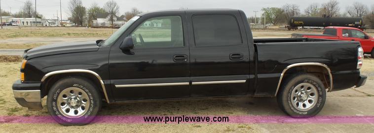 image for item L5760 2006 Chevrolet Silverado 1500 Crew Cab pickup truck