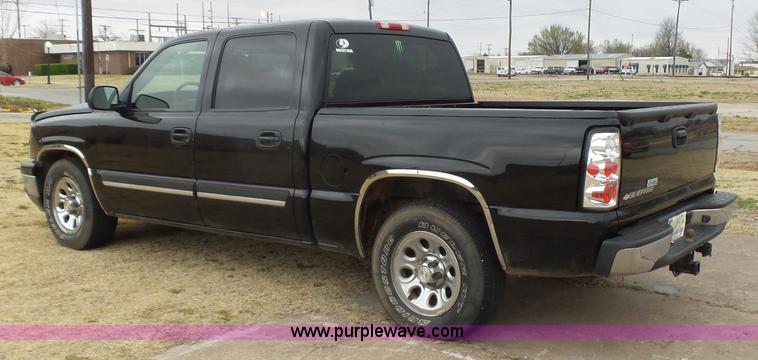 image for item L5760 2006 Chevrolet Silverado 1500 Crew Cab pickup truck