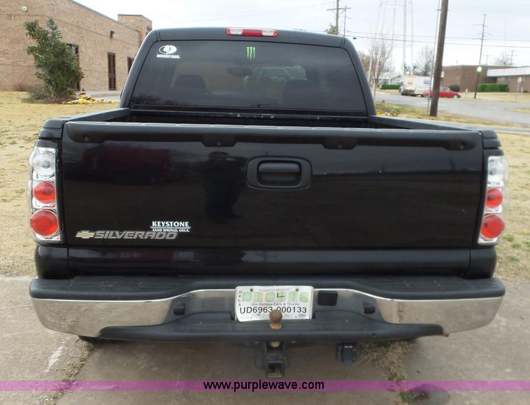 image for item L5760 2006 Chevrolet Silverado 1500 Crew Cab pickup truck