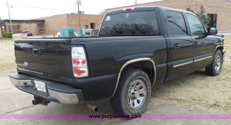 image for item L5760 2006 Chevrolet Silverado 1500 Crew Cab pickup truck