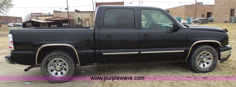 image for item L5760 2006 Chevrolet Silverado 1500 Crew Cab pickup truck
