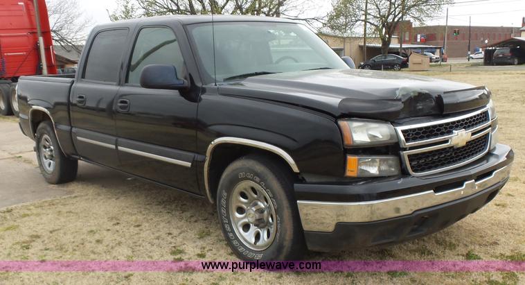 image for item L5760 2006 Chevrolet Silverado 1500 Crew Cab pickup truck