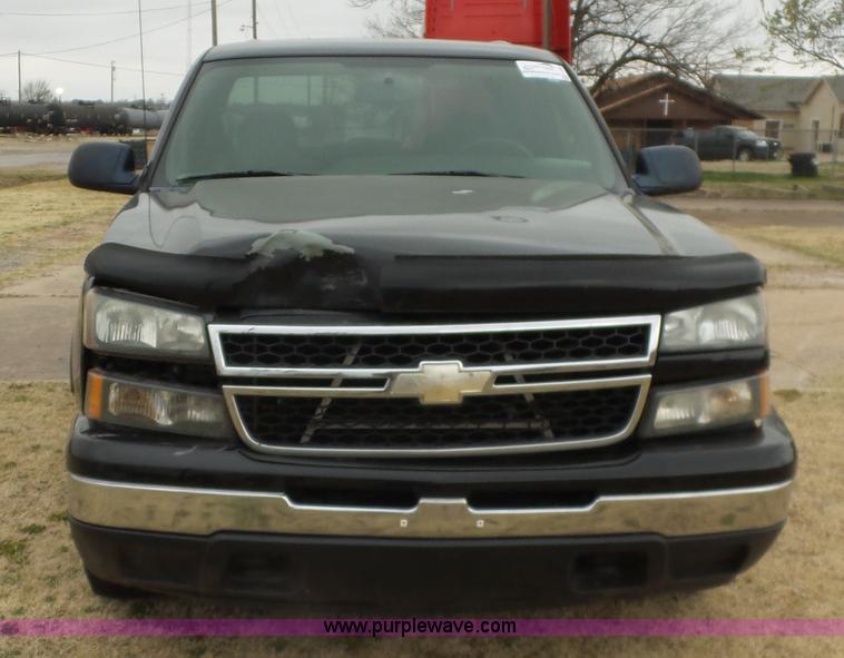 image for item L5760 2006 Chevrolet Silverado 1500 Crew Cab pickup truck