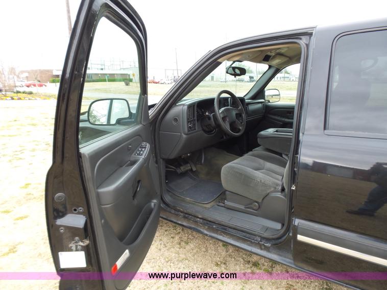 image for item L5760 2006 Chevrolet Silverado 1500 Crew Cab pickup truck