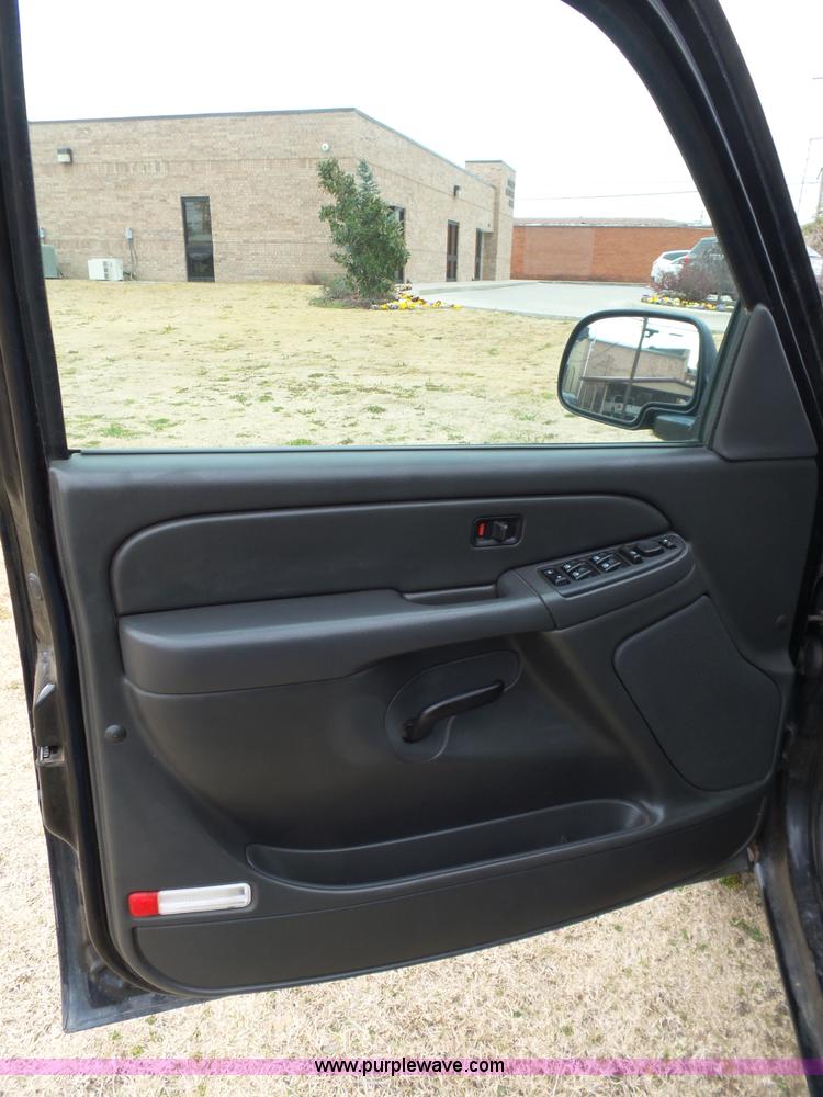 image for item L5760 2006 Chevrolet Silverado 1500 Crew Cab pickup truck