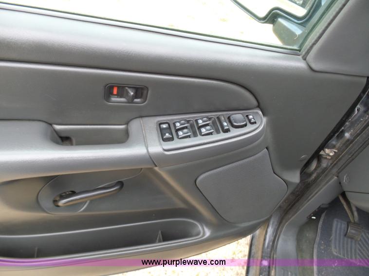 image for item L5760 2006 Chevrolet Silverado 1500 Crew Cab pickup truck