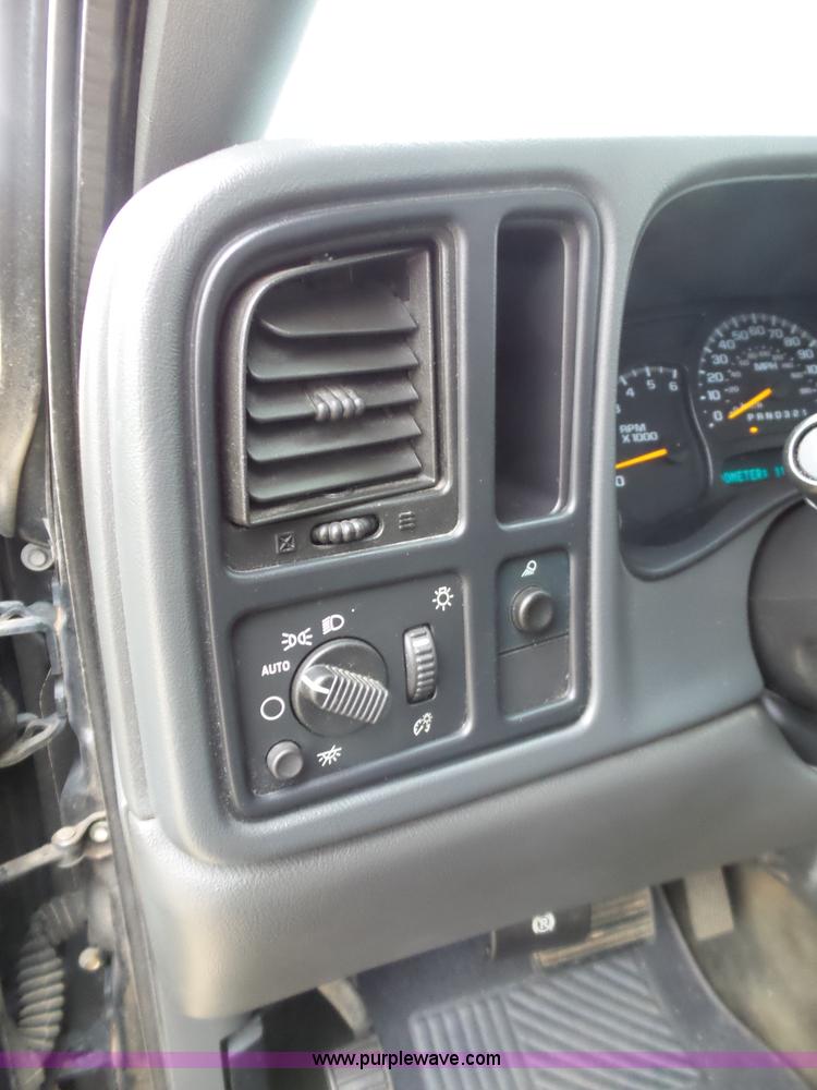 image for item L5760 2006 Chevrolet Silverado 1500 Crew Cab pickup truck