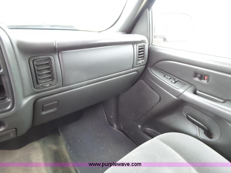 image for item L5760 2006 Chevrolet Silverado 1500 Crew Cab pickup truck