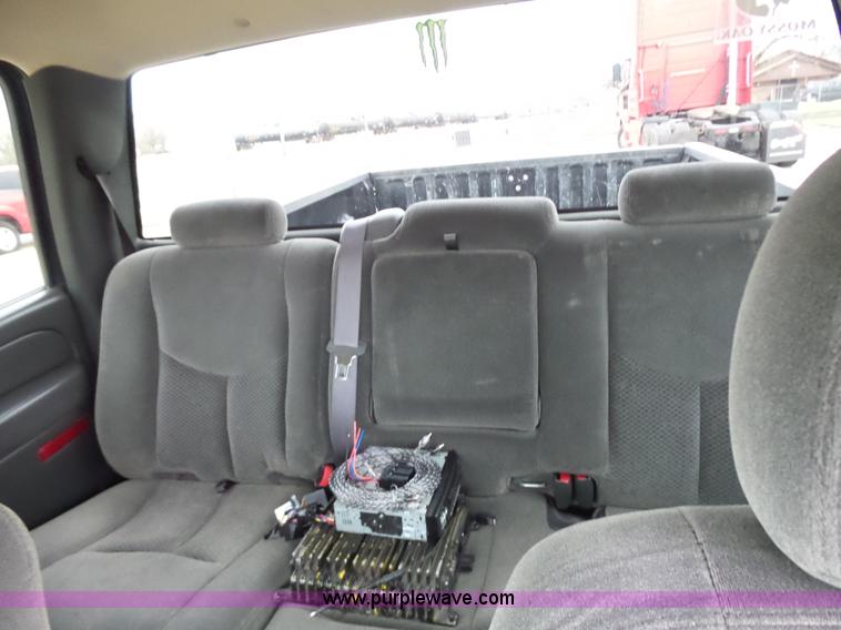 image for item L5760 2006 Chevrolet Silverado 1500 Crew Cab pickup truck