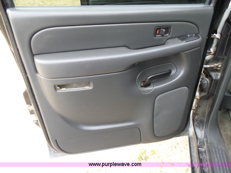 image for item L5760 2006 Chevrolet Silverado 1500 Crew Cab pickup truck