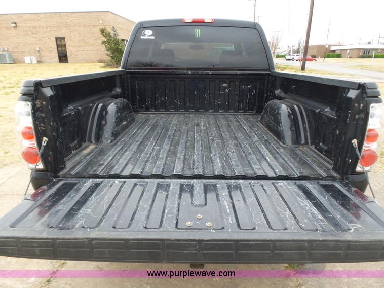 image for item L5760 2006 Chevrolet Silverado 1500 Crew Cab pickup truck