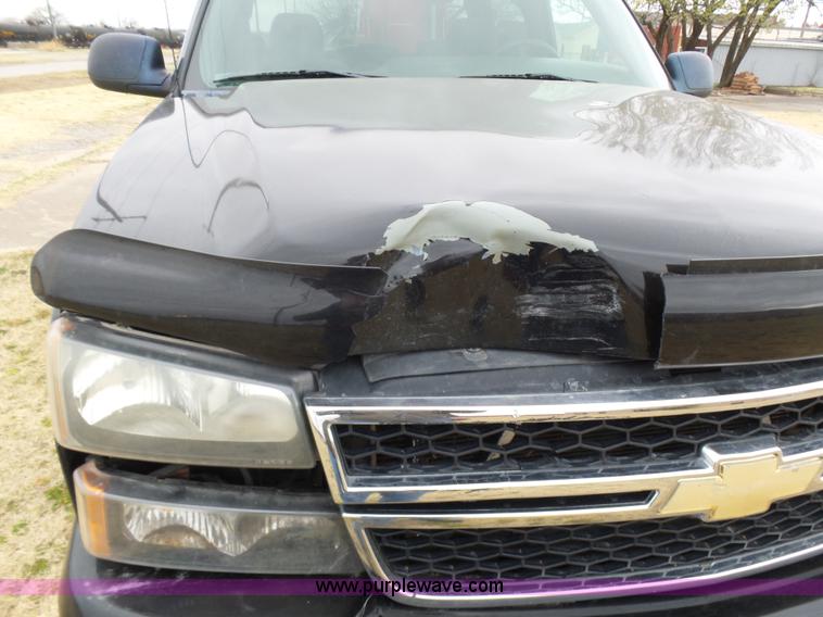 image for item L5760 2006 Chevrolet Silverado 1500 Crew Cab pickup truck