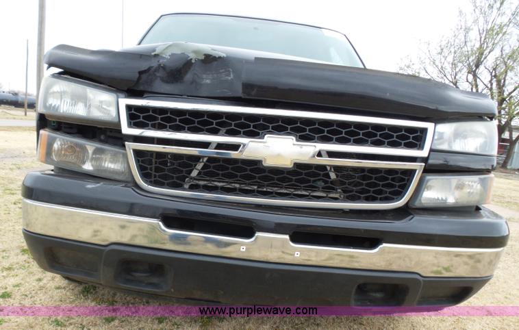 image for item L5760 2006 Chevrolet Silverado 1500 Crew Cab pickup truck