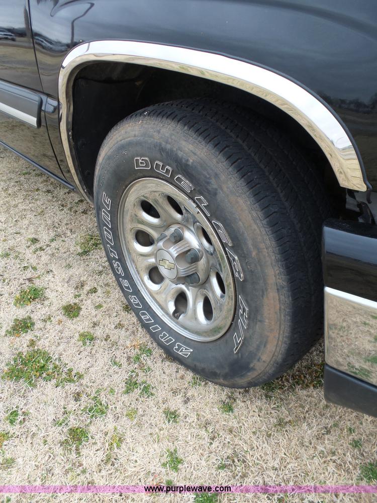 image for item L5760 2006 Chevrolet Silverado 1500 Crew Cab pickup truck