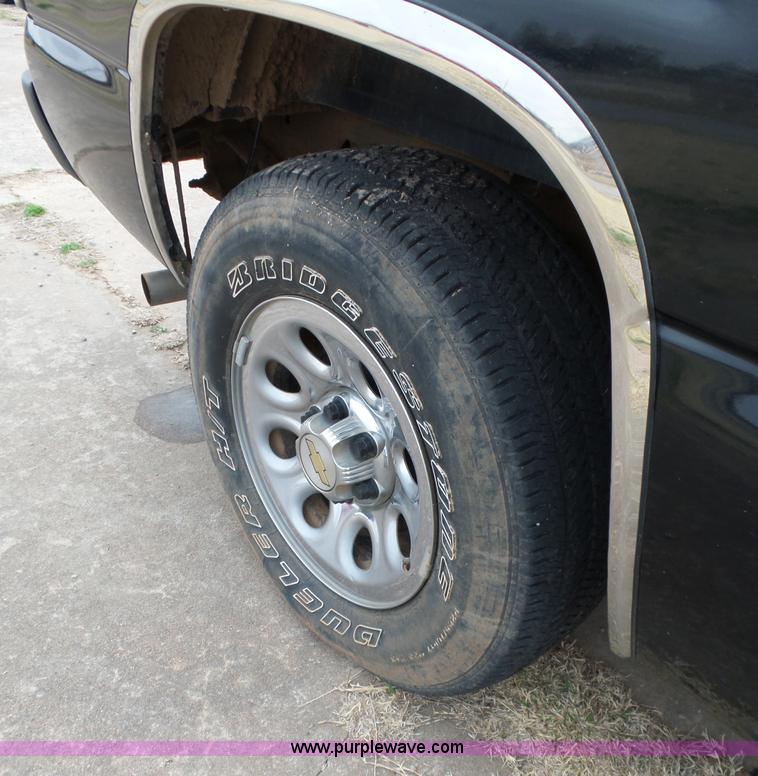 image for item L5760 2006 Chevrolet Silverado 1500 Crew Cab pickup truck