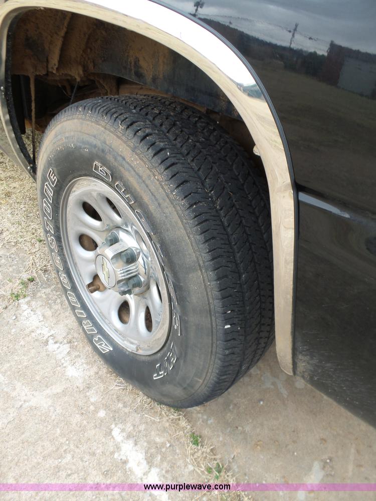 image for item L5760 2006 Chevrolet Silverado 1500 Crew Cab pickup truck