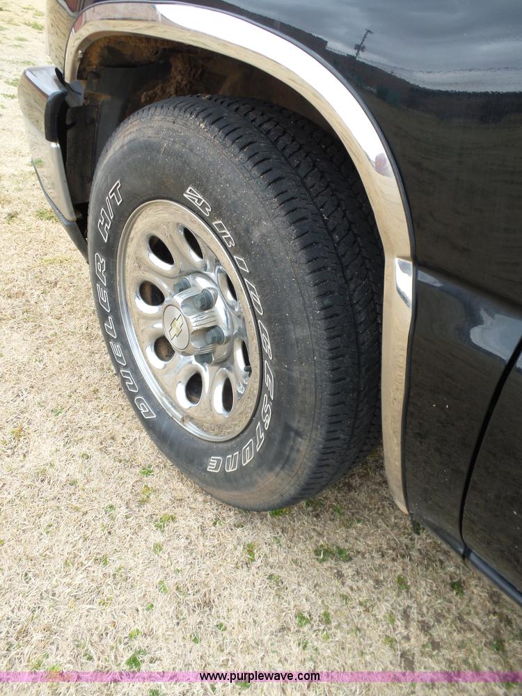 image for item L5760 2006 Chevrolet Silverado 1500 Crew Cab pickup truck