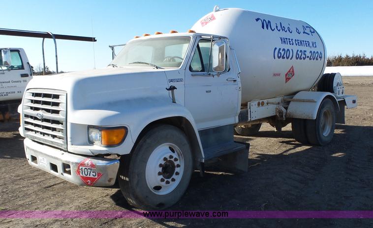 image for item L6254 1998 Ford F700 propane truck