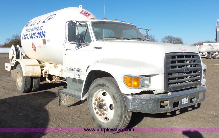 image for item L6254 1998 Ford F700 propane truck