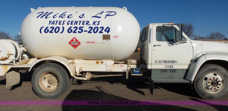image for item L6254 1998 Ford F700 propane truck