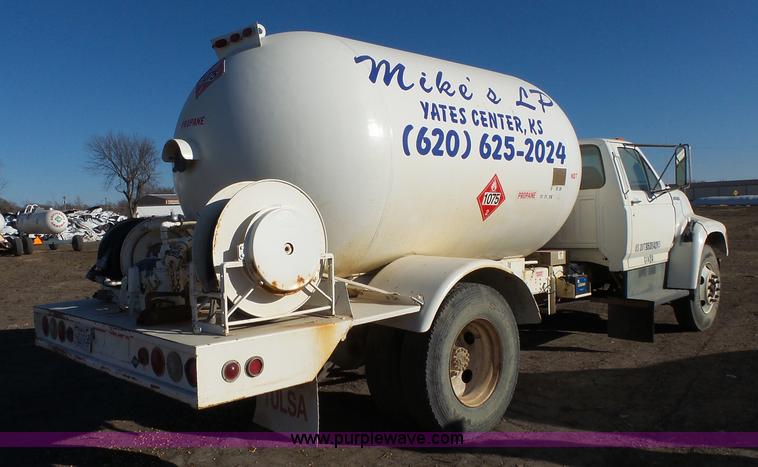 image for item L6254 1998 Ford F700 propane truck