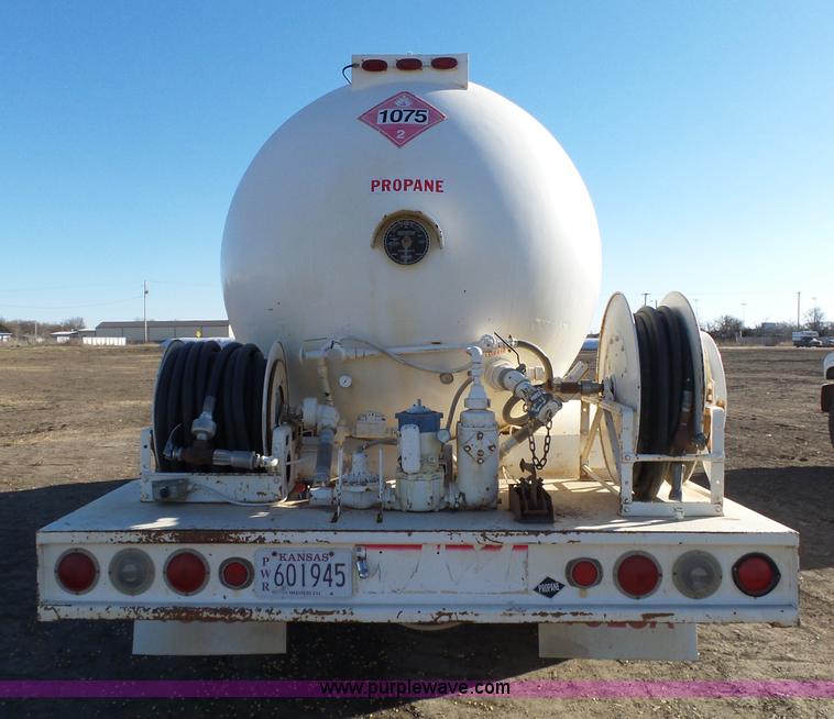 image for item L6254 1998 Ford F700 propane truck