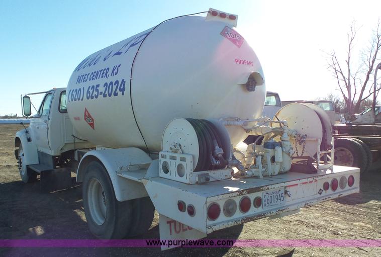 image for item L6254 1998 Ford F700 propane truck