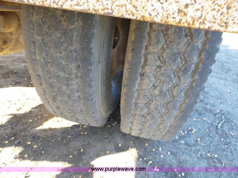 image for item L6254 1998 Ford F700 propane truck