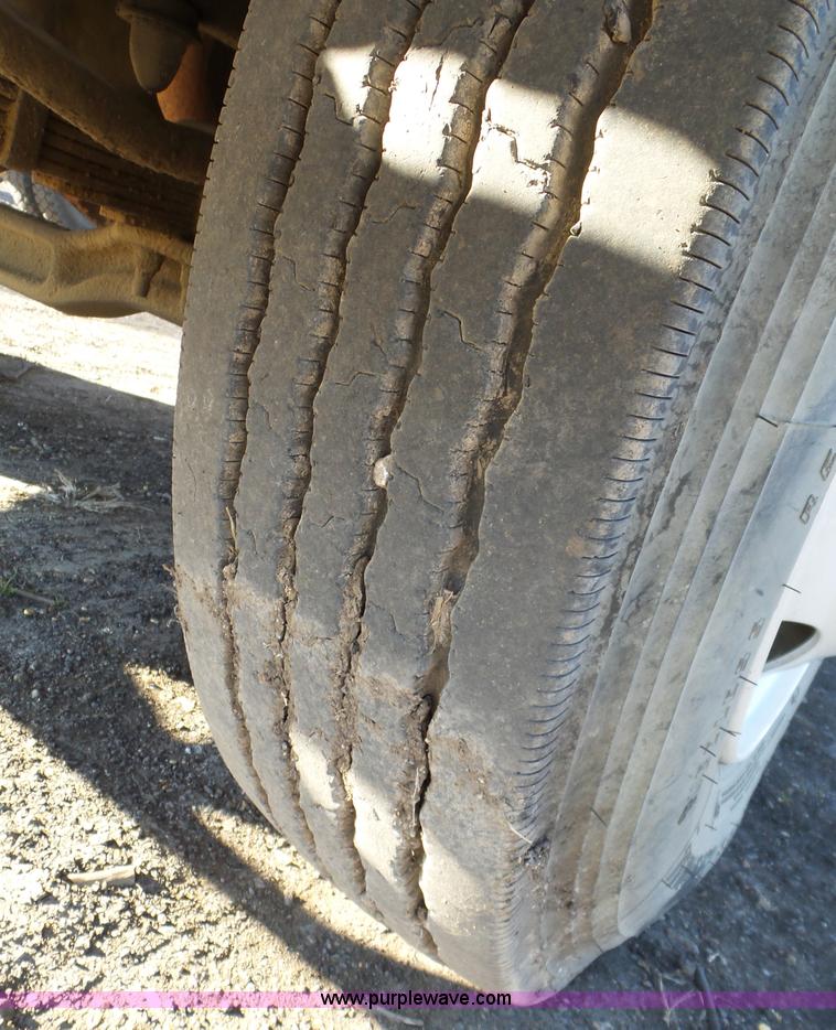 image for item L6254 1998 Ford F700 propane truck