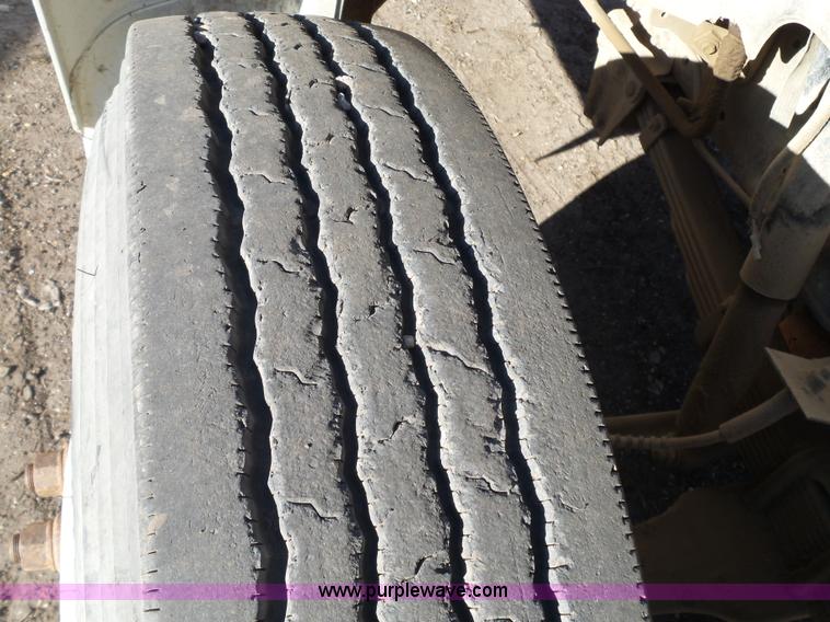 image for item L6254 1998 Ford F700 propane truck