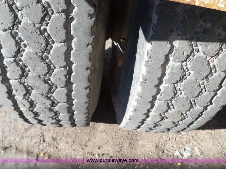 image for item L6254 1998 Ford F700 propane truck