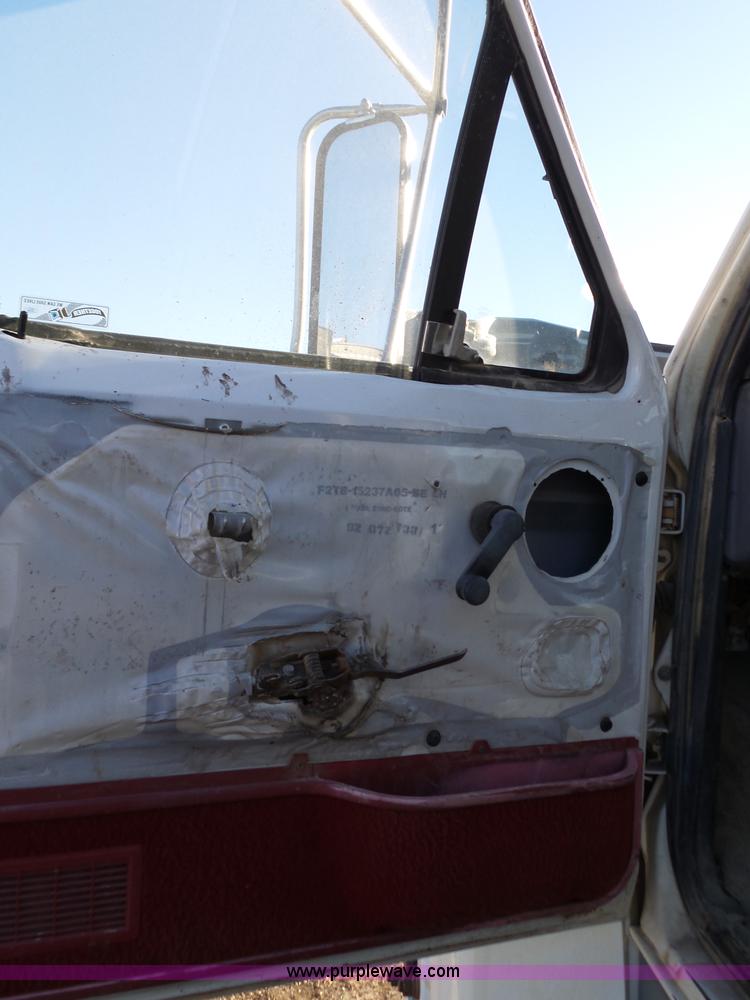 image for item L6254 1998 Ford F700 propane truck