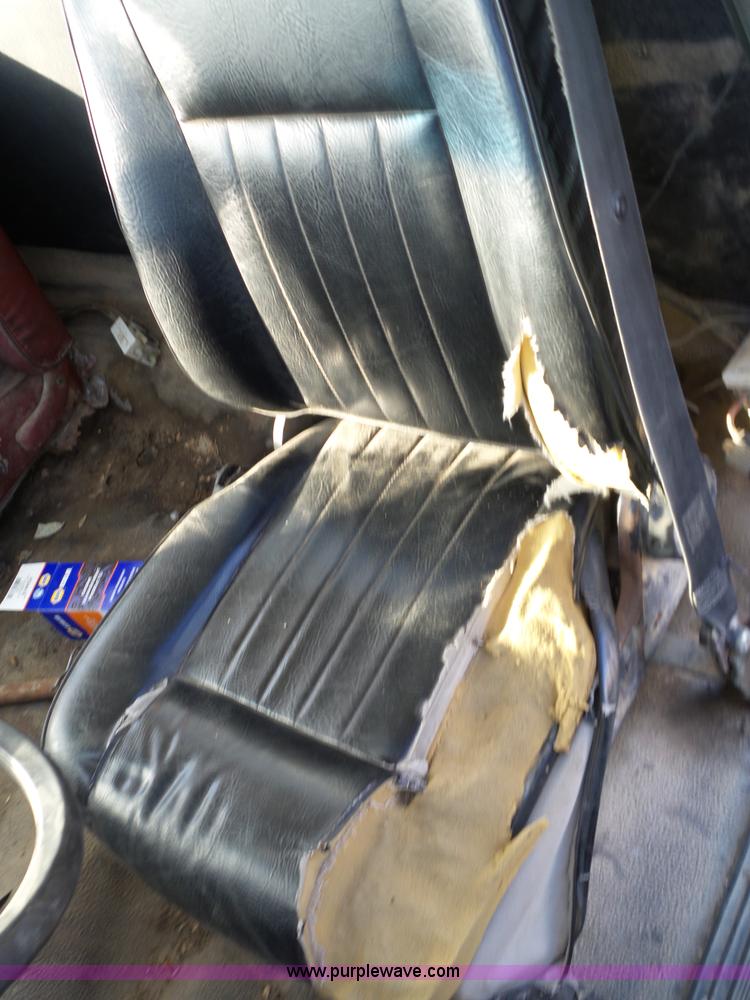 image for item L6254 1998 Ford F700 propane truck